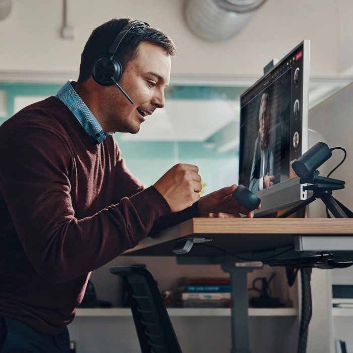 Poly Voyager Focus 2 MS Draadloze Office Headset product in gebruik