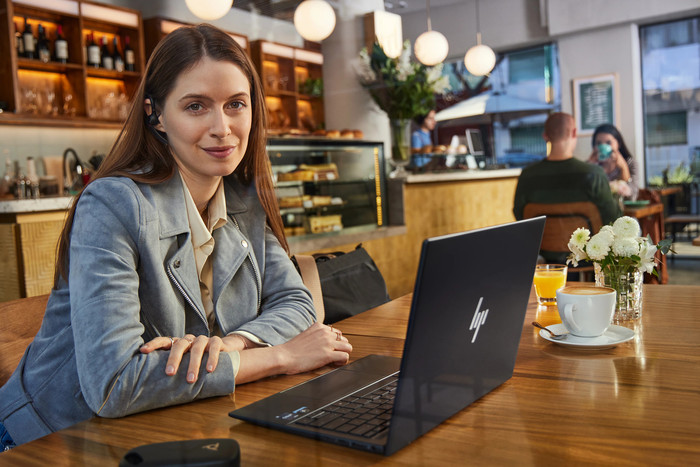 Poly Voyager Legend 30 Bluetooth-Headset produkt in gebrauch