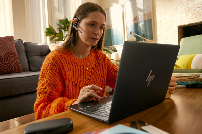 Poly Voyager Legend 30 Bluetooth-Headset produkt in gebrauch