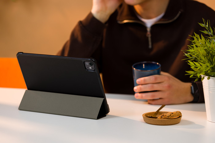 BlueBuilt iPad Pro (2024) 11 inch Tri-Fold case Black product in gebruik