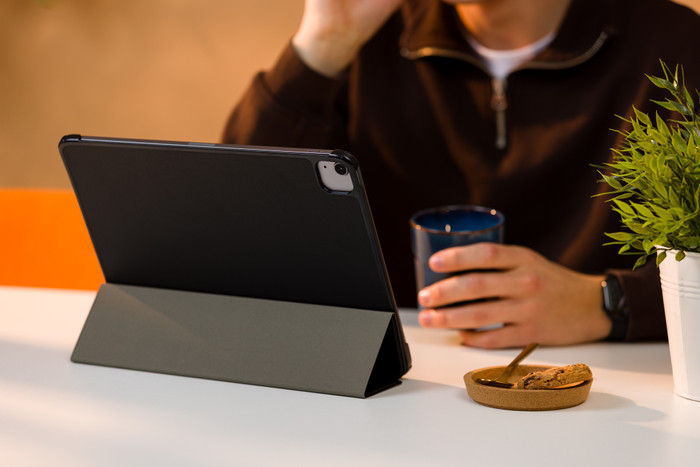 BlueBuilt Apple iPad Air 13" (2025/2024)/Pro 12.9" (2022) Tri-Fold Book Case Zwart product in gebruik
