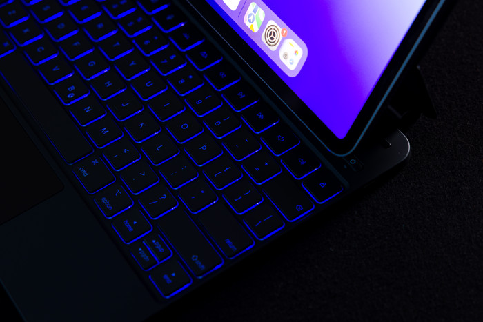 BlueBuilt Apple iPad Air (2025/2024) 13 inch Toetsenbord Hoes QWERTY Zwart product in gebruik