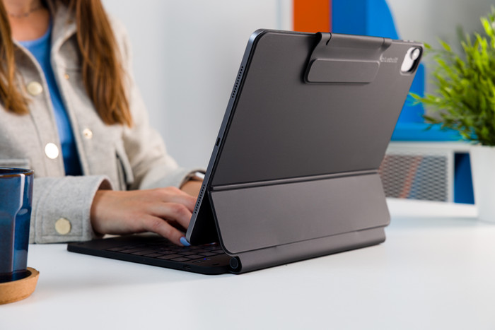 BlueBuilt Apple iPad Air (2025/2024) 13 inch Toetsenbord Hoes QWERTY Zwart product in gebruik