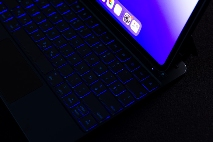 BlueBuilt Apple iPad Pro (2024) 13 inches Keyboard Cover AZERTY Black visual supplier