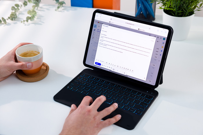 BlueBuilt Apple iPad Pro (2024) 11 inch Toetsenbord Hoes QWERTY Zwart product in gebruik
