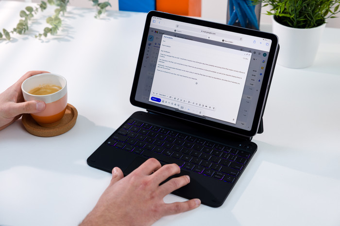 BlueBuilt Apple iPad Air (2025/2024) 11 inch Toetsenbord Hoes QWERTY Zwart product in gebruik