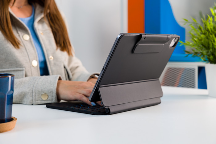 BlueBuilt Apple iPad Air (2025/2024) 11 inch Toetsenbord Hoes QWERTY Zwart product in gebruik