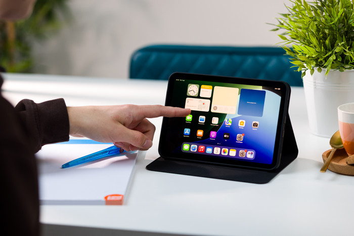 BlueBuilt Apple iPad Mini 7 (2024) Book Case Zwart product in gebruik