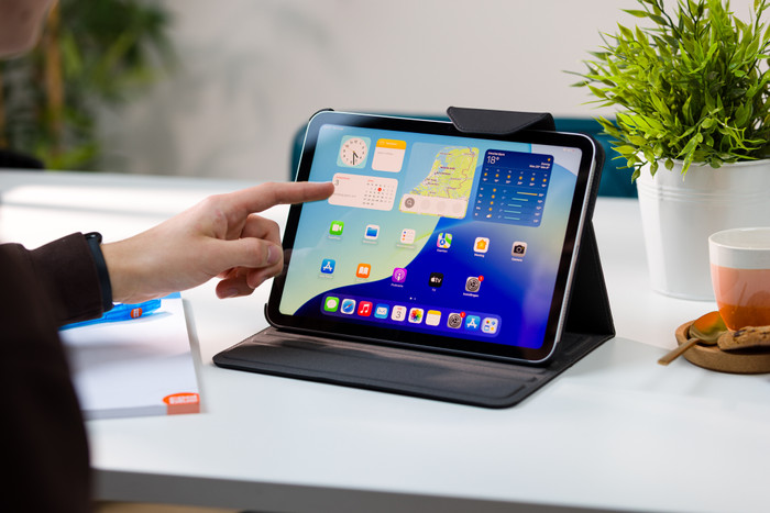 BlueBuilt Apple iPad (2025/2022) Book Case Zwart product in gebruik