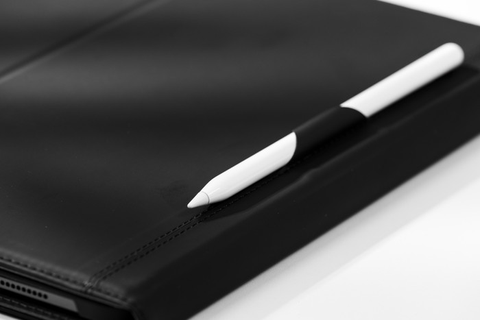 BlueBuilt Apple iPad Pro (2024) 13 inch Book Case Zwart detail