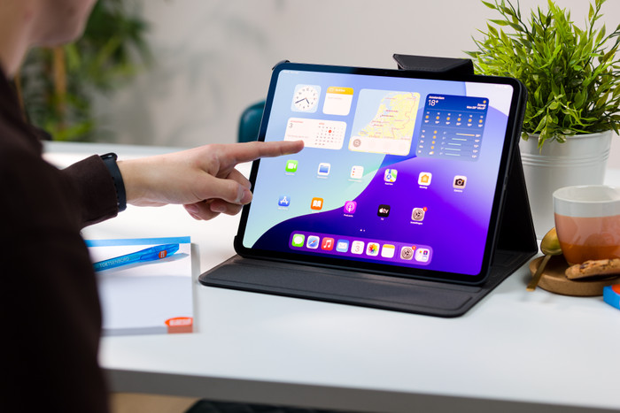 BlueBuilt Apple iPad Pro (2024) 13 inch Book Case Zwart product in gebruik