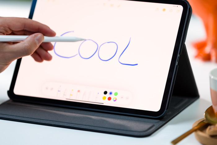 BlueBuilt Apple iPad Pro (2024) 11 inch Book Case Zwart product in gebruik
