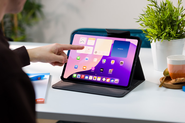 BlueBuilt Apple iPad Pro (2024) 11 inch Book Case Zwart product in gebruik