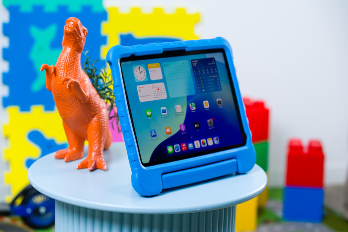BlueBuilt Apple iPad (2025/2022) Kids Cover Blauw product in gebruik