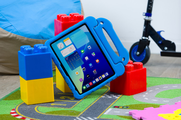 BlueBuilt Apple iPad (2025/2022) Kids Cover Blauw product in gebruik