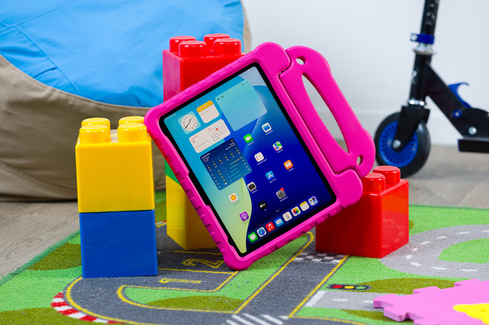 BlueBuilt Apple iPad (2025/2022) Kids Cover Roze product in gebruik