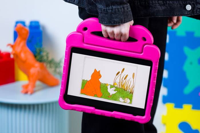 BlueBuilt Apple iPad (2025/2022) Kids Cover Roze product in gebruik