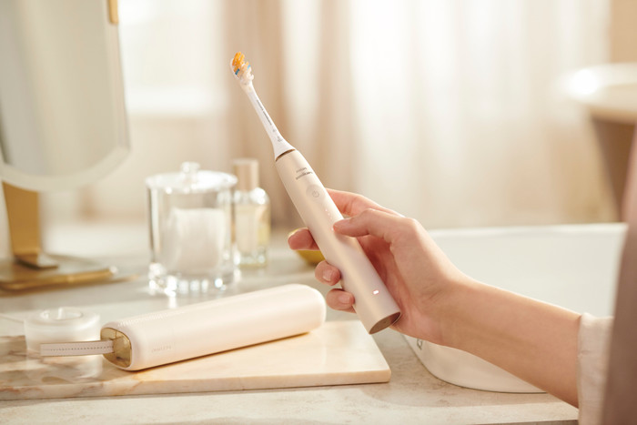 Philips Sonicare DiamondClean Prestige 9900 HX9992/44 product in gebruik