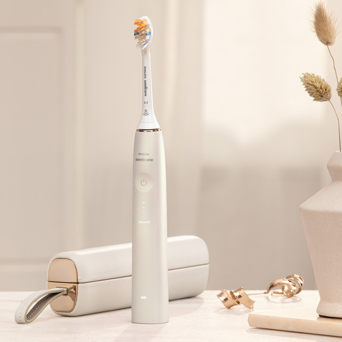 Philips Sonicare DiamondClean Prestige 9900 HX9992/44 product in gebruik
