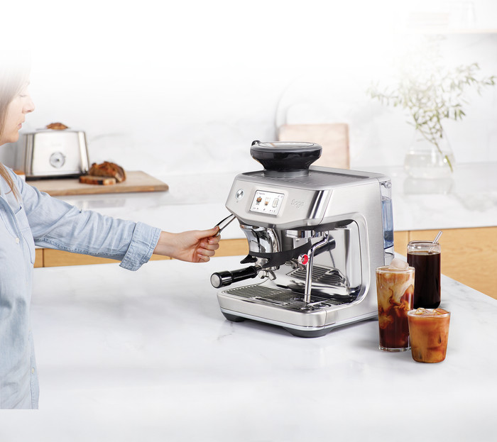 Sage Barista Touch Impress Cold Almond Nougat product in gebruik