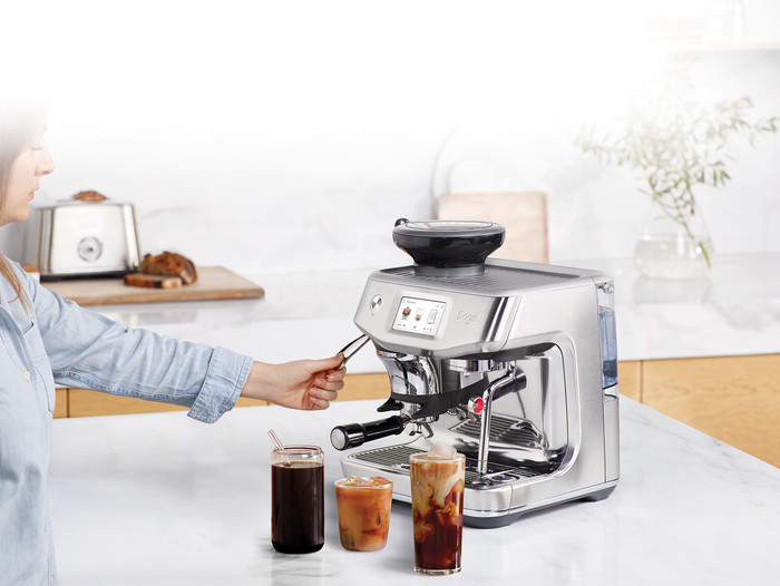 Sage Barista Touch Impress Cold Black Truffle product in gebruik