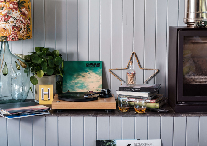 Roberts Radio Stylus Brown product in use