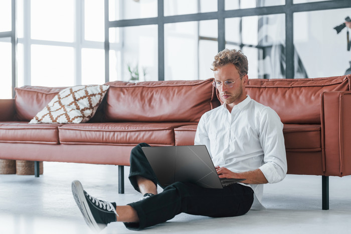 ASUS Zenbook 14 OLED Copilot+ PC UM3406KA-QD132W product in gebruik