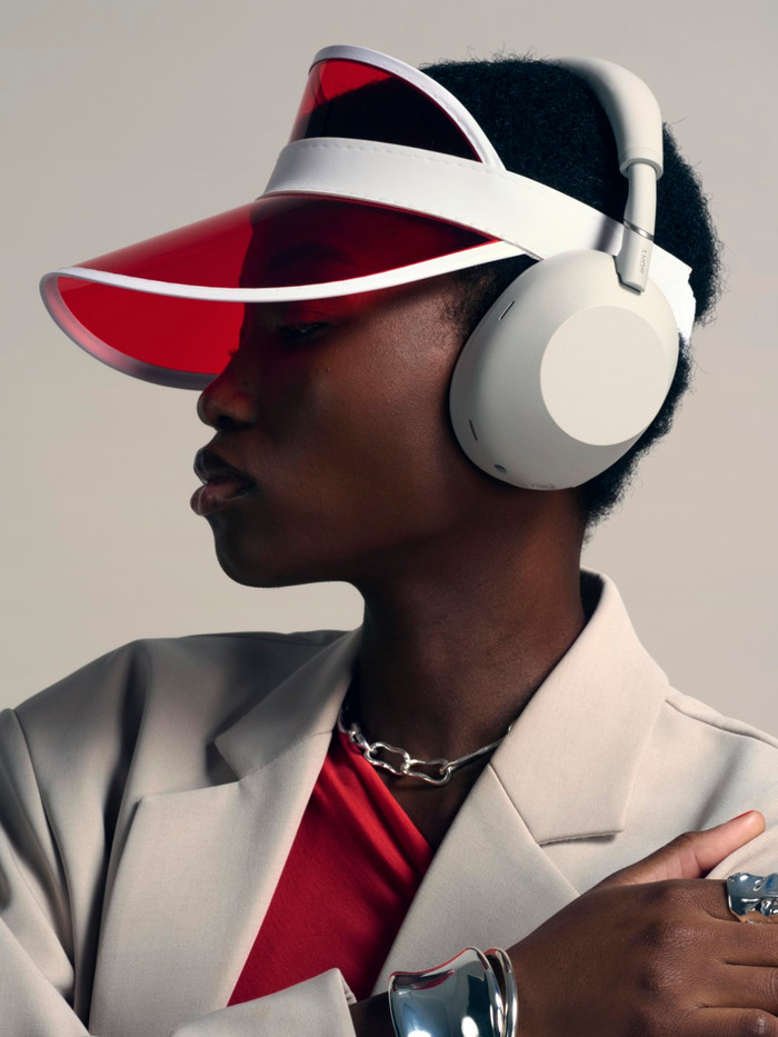 Sony WH-1000XM6 Silber + BlueBuilt Quick-Charge-Ladegerät produkt in gebrauch