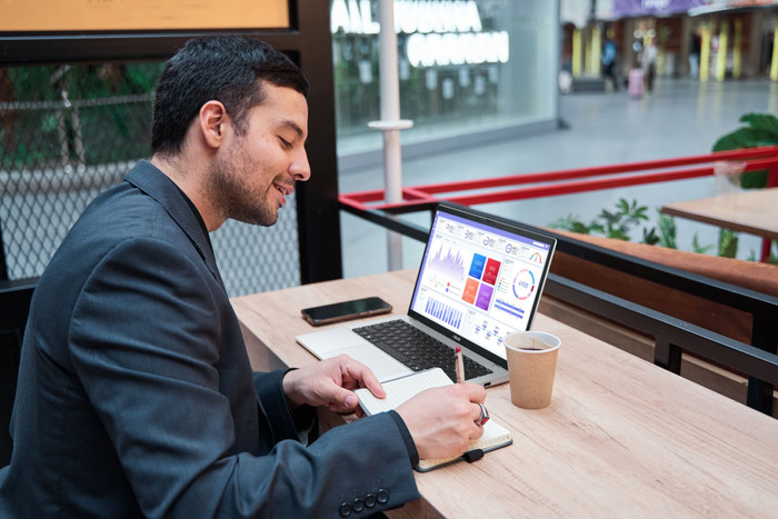 ASUS Vivobook 14 Copilot+ PC X1407QA-LY084W product in use