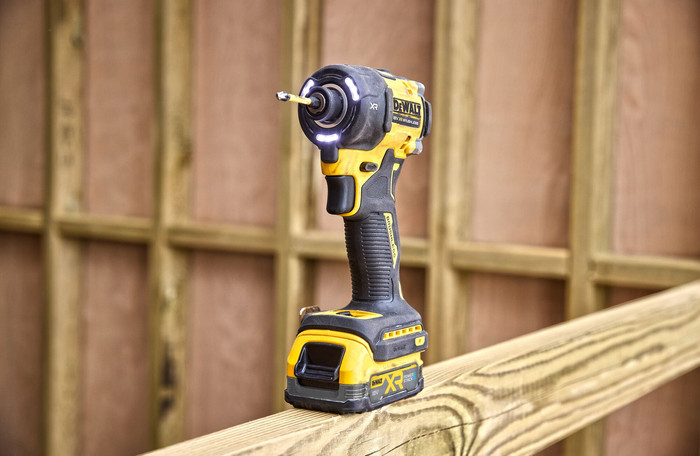 DeWalt DCF870NT-XJ 5,0 Ah Accu Starterspakket product in gebruik
