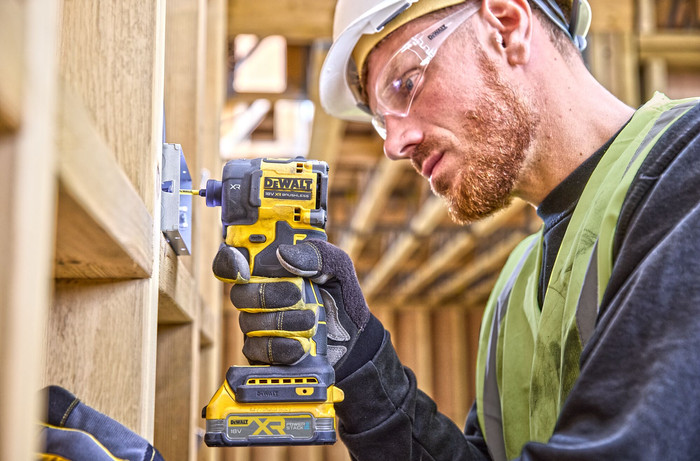 DeWalt DCF870NT-XJ 5,0 Ah Accu Starterspakket product in gebruik