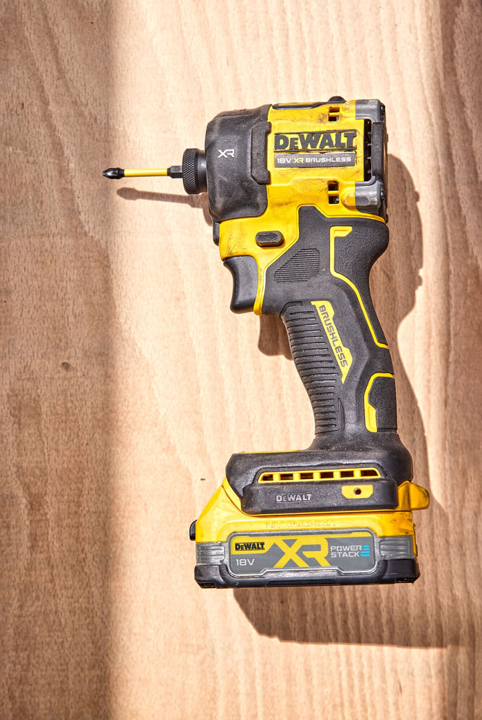 DeWalt DCF870NT-XJ 5,0 Ah Accu Starterspakket product in gebruik