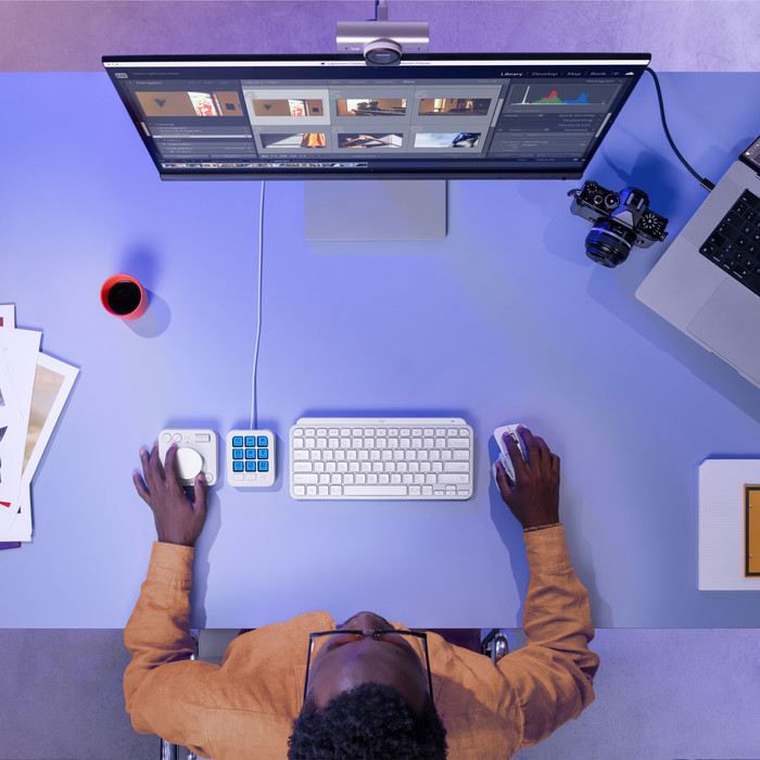 Logitech MX Creative Console Wit product in gebruik