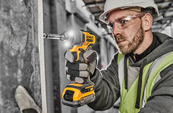 DEWALT DCF840NT-XJ (without battery) product in use