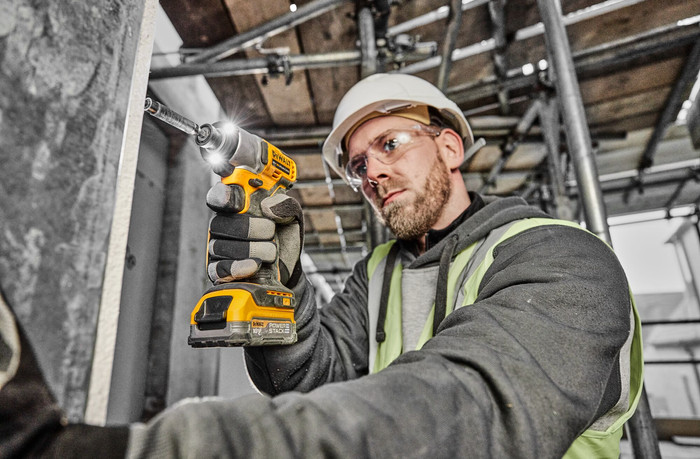 DEWALT DCF840NT-XJ (without battery) product in use