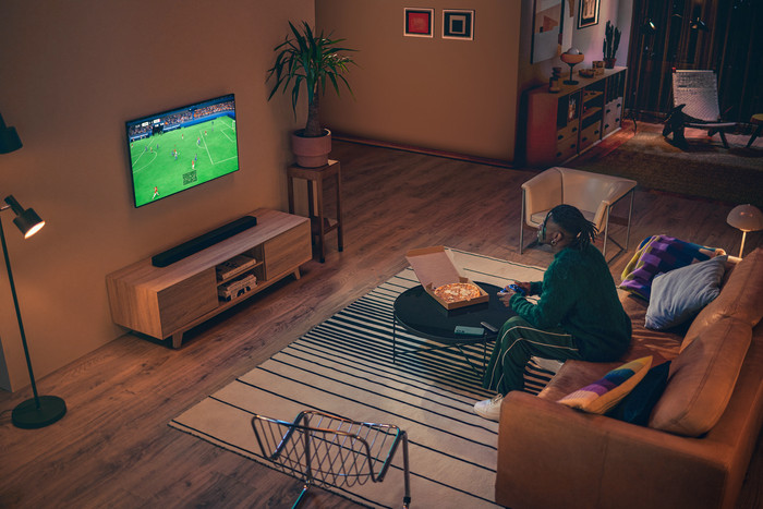 Philips Ambilight 50" PUS9000 QLED 4K (2025) + JBL Bar 300 M2 Zwart product in gebruik