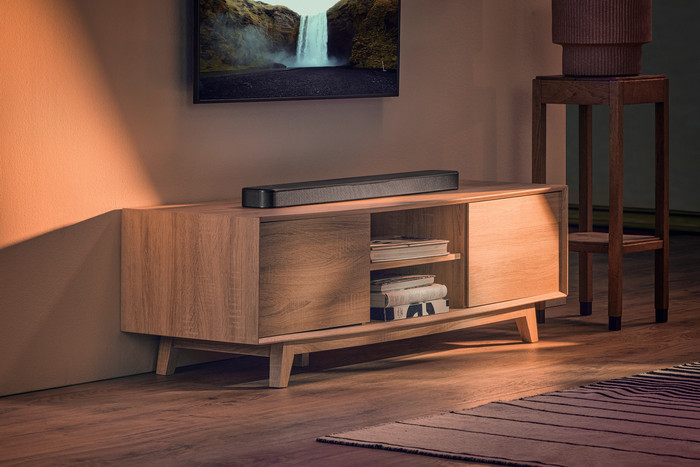 Philips Ambilight 50" PUS9000 QLED 4K (2025) + JBL Bar 300 M2 Zwart product in gebruik