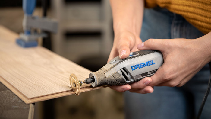 Dremel 4250-6/128 Platinum Edition product in use