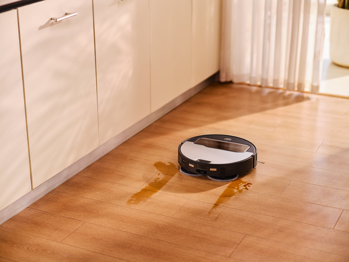 Roborock Saros Z70 R&D Silver product in use