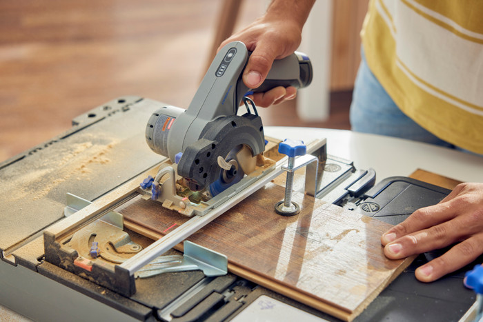 Dremel CS12JM Zaagstation product in gebruik