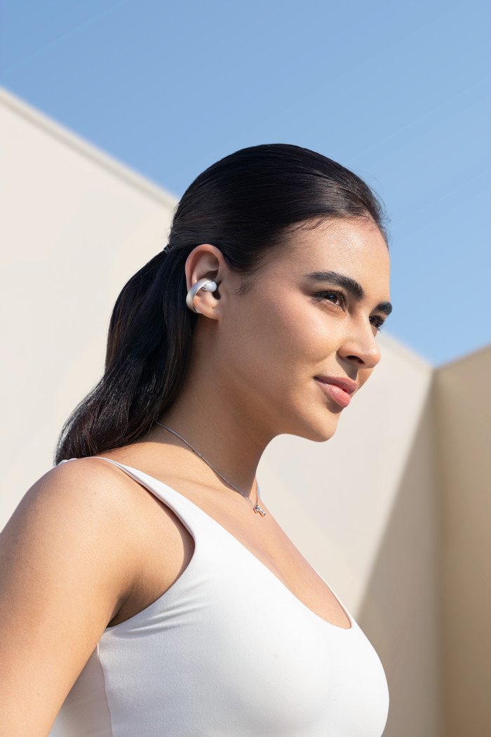 Soundcore AeroClip Wit product in gebruik