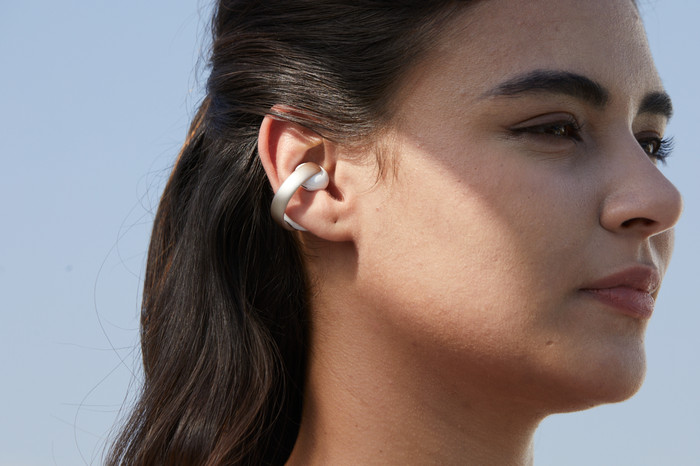 Soundcore AeroClip Wit product in gebruik