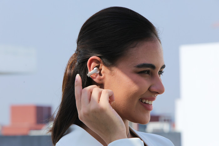 Soundcore AeroClip Wit product in gebruik