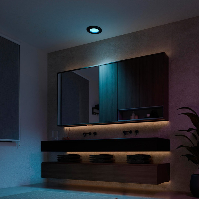 Philips Hue Inbouwspot Slim 3-Pack - White and Color - 90mm - Zwart product in gebruik