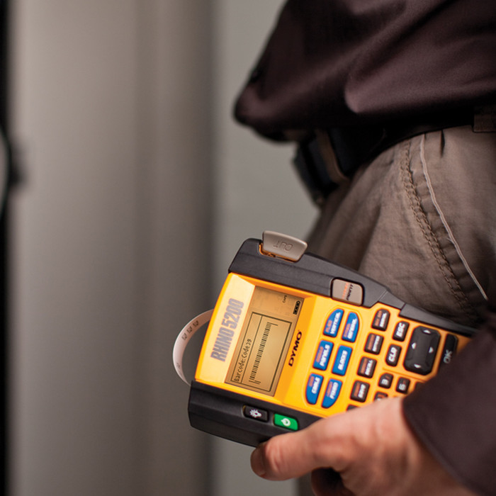 DYMO Rhino 19mm x 3,5m Zwart Wit Nylon Labels product in gebruik