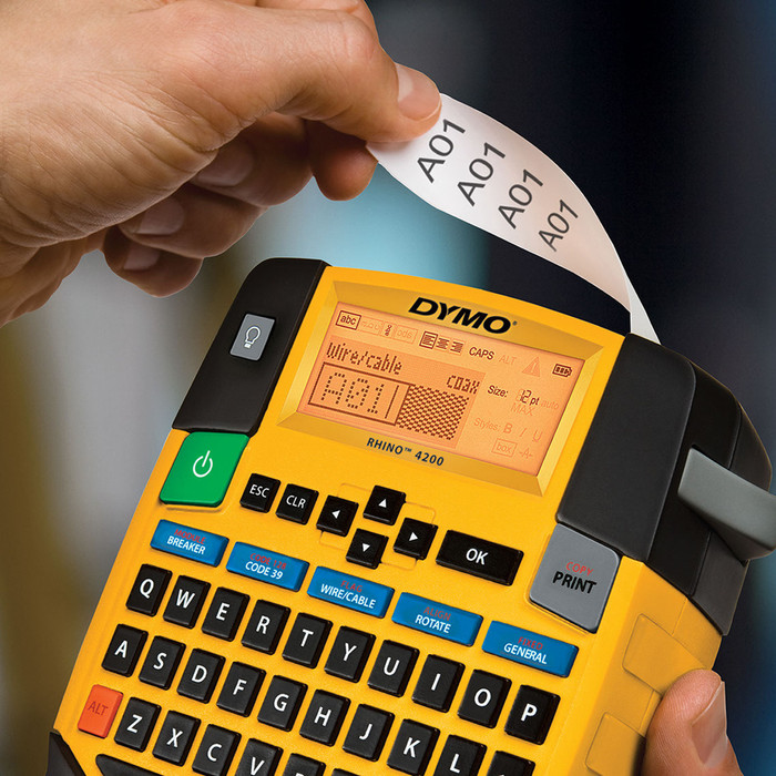 DYMO Rhino 19mm x 3,5m Zwart Wit Nylon Labels product in gebruik