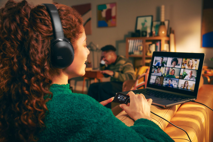 JBL Tour One M3 Smart TX Zwart product in gebruik