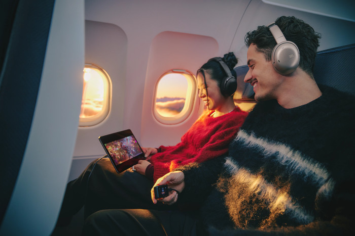 JBL Tour One M3 Smart TX Zwart product in gebruik