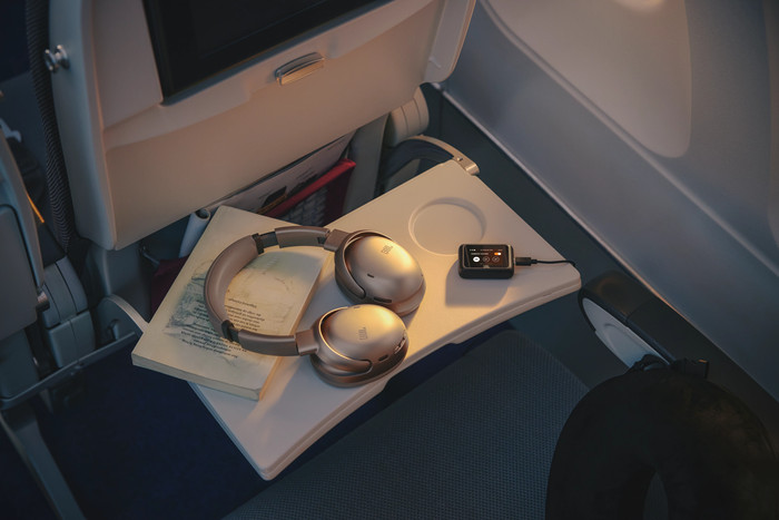 JBL Tour One M3 Smart TX Goud product in gebruik