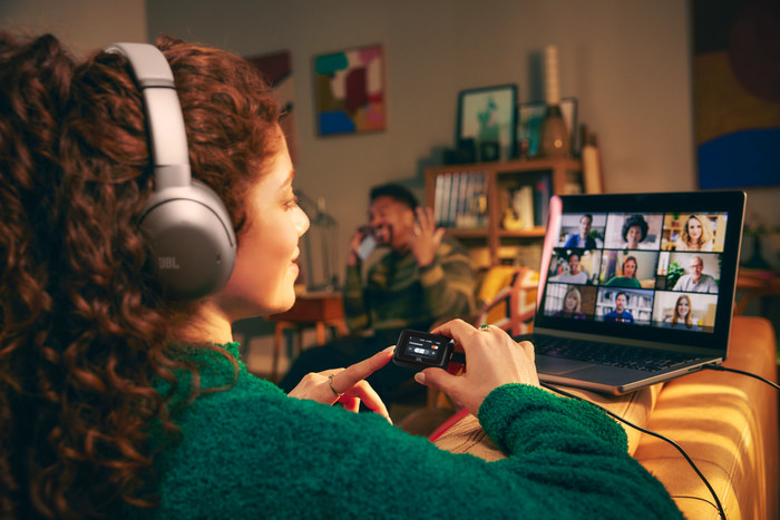 JBL Tour One M3 Smart TX Goud product in gebruik